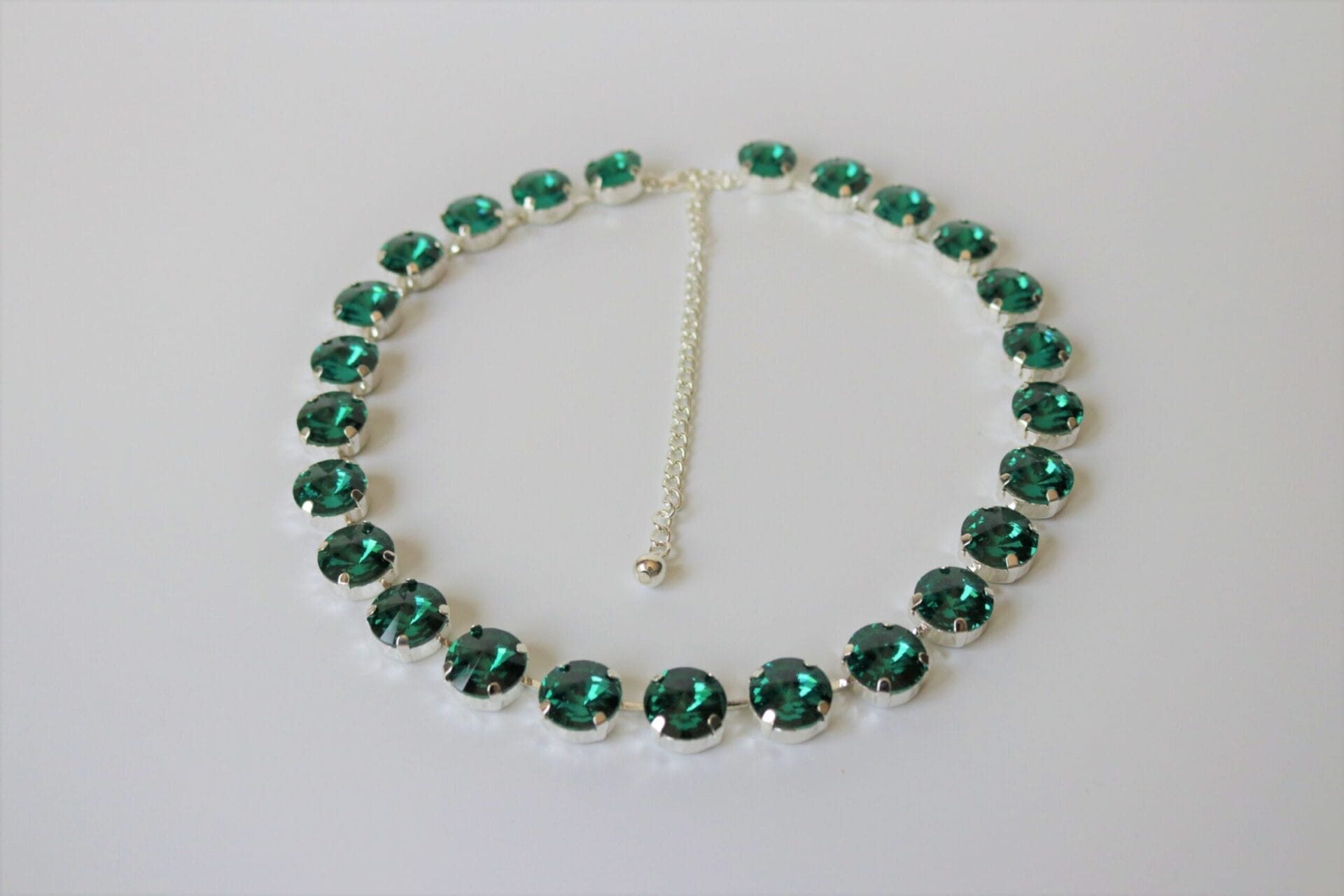 Emerald Green Necklace in Anna Wintour Rivoli style - Image 4