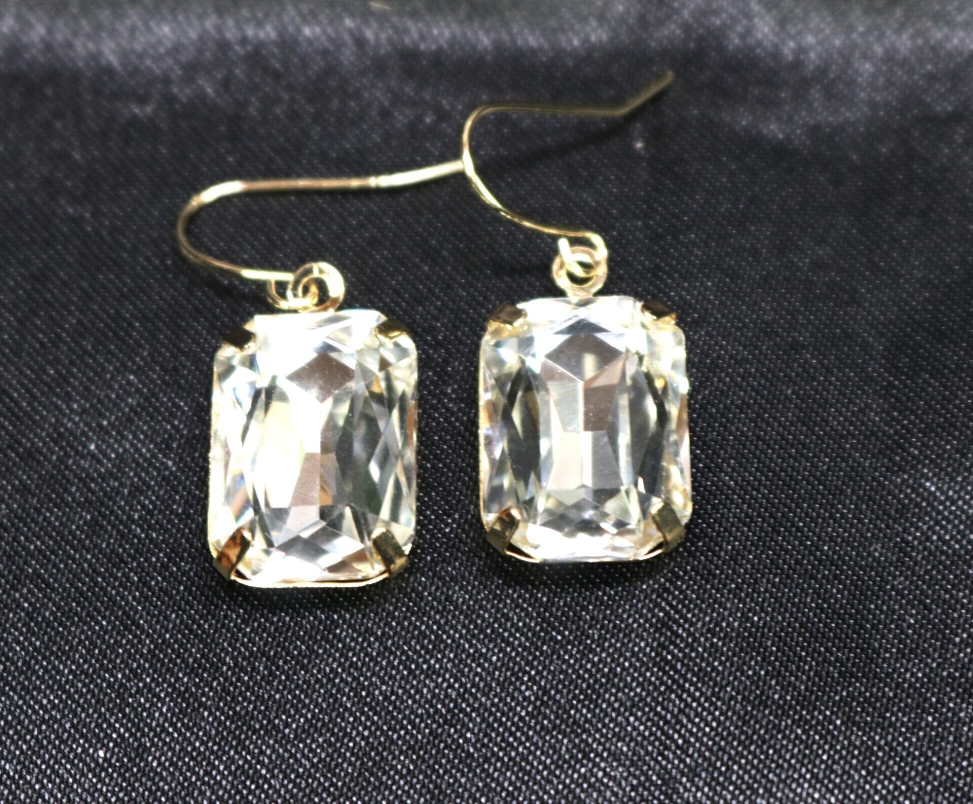 Anna Wintour Necklace in White Clear Diamond style - Image 6